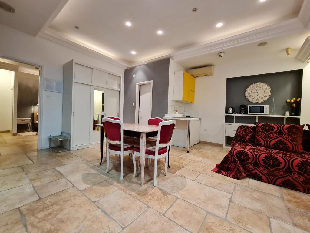 Kuchyňa alebo kuchynka v ubytovaní Apartmani N.May's
