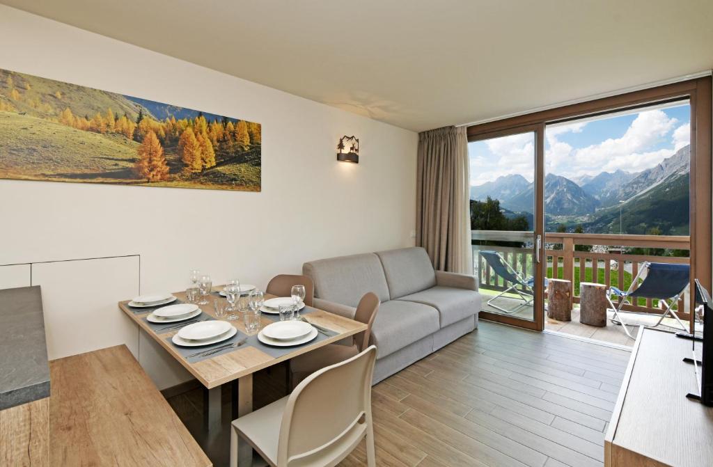 Nespecifikovaný výhled na hory nebo výhled na hory při pohledu z aparthotelu