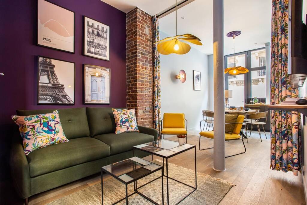 a living room with a green couch and a table at Appartement indépendant-2 chambres !!Parc des expositions in Paris