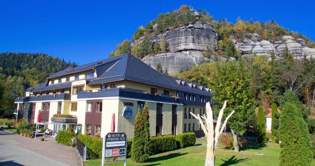Nespecifikovaný výhled na hory nebo výhled na hory při pohledu z hotelu