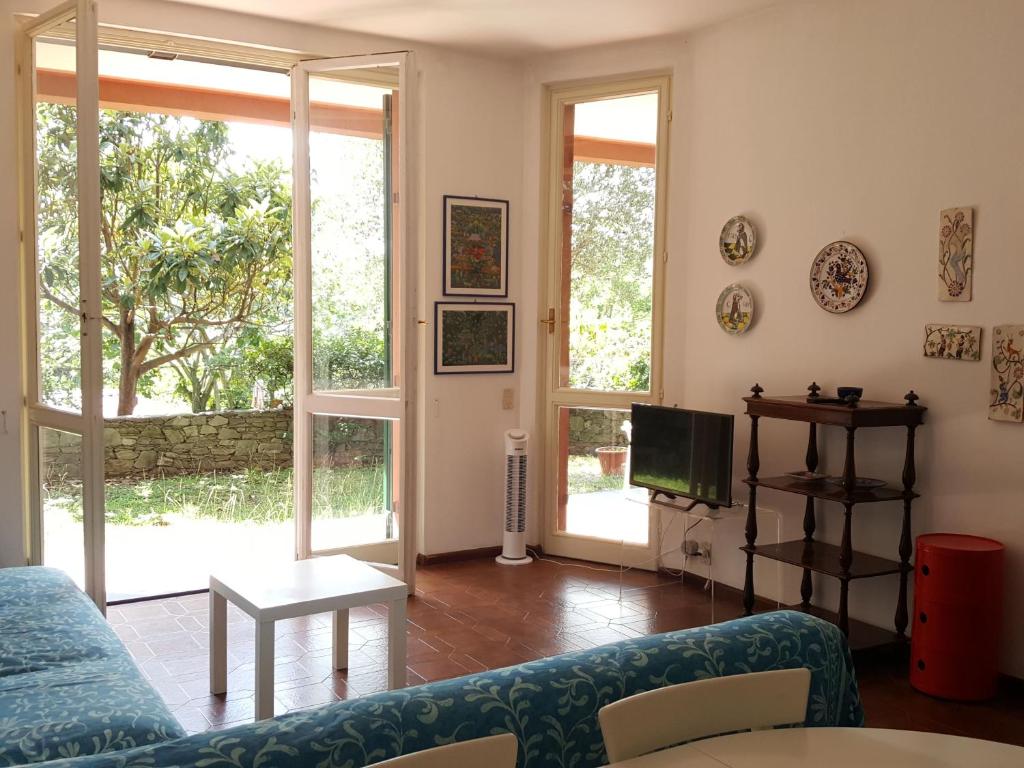 a living room with a couch and a tv at Casa Berizzi Mare - Arenzano Pineta in Arenzano