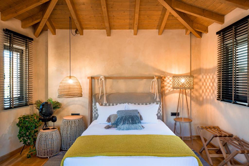 Кровать или кровати в номере Anthemion Suites and Villas