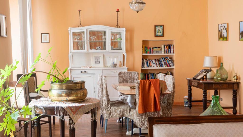 uma sala de estar com um armário branco e uma mesa em Cuore del Borgo - Vogogna em Vogogna