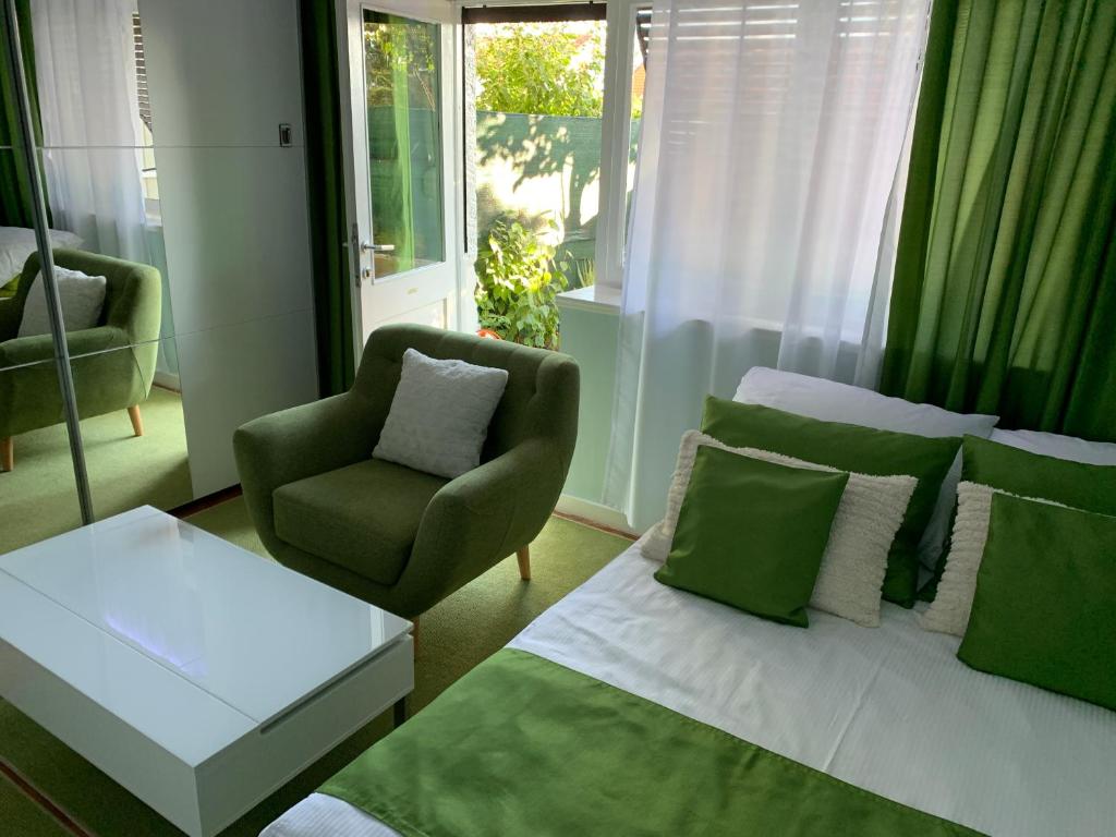 een slaapkamer met een bed, een stoel en een raam bij City studio Maras terrace Marini dvori in Imotski