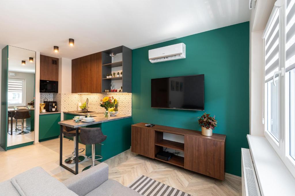 Televízia a/alebo spoločenská miestnosť v ubytovaní WawelSee Apartments