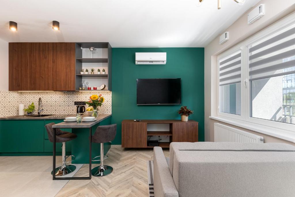 Televízia a/alebo spoločenská miestnosť v ubytovaní WawelSee Apartments