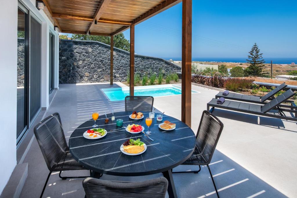 Bazén v ubytování Gonia Residences nebo v jeho okolí