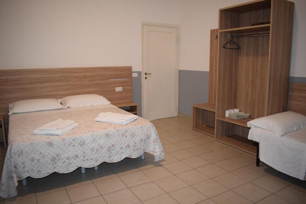 sypialnia z łóżkiem i dwoma ręcznikami na nim w obiekcie Golden Dream Guest House we Florencji