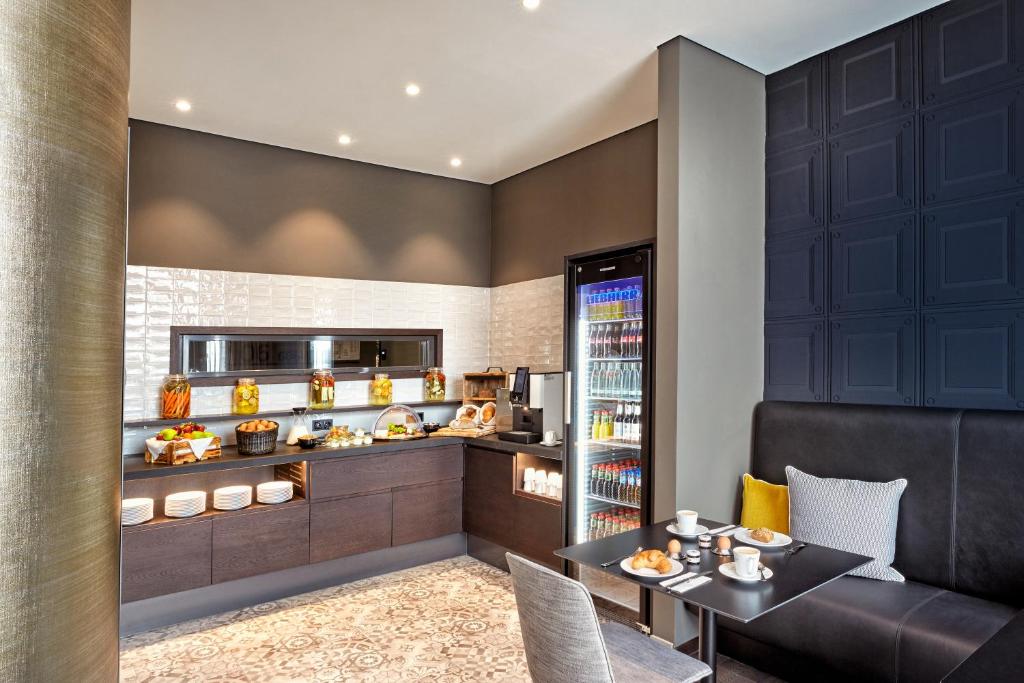 Kuchyň nebo kuchyňský kout v ubytování HYPERION Hotel Leipzig