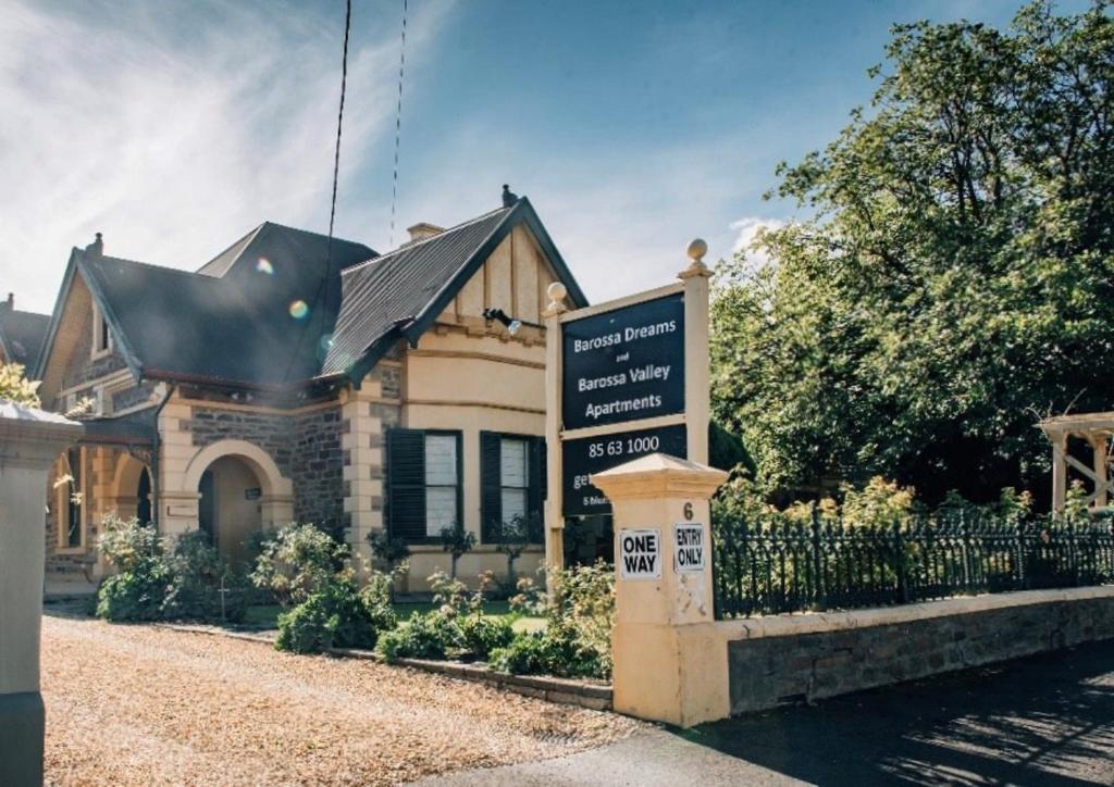 uma casa com um sinal em frente em Barossa Dreams em Tanunda