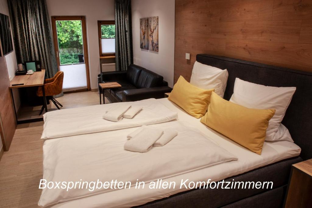 Postel nebo postele na pokoji v ubytování Village Hotel Bayerischer Wald
