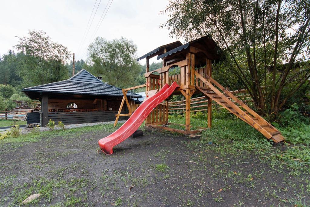 Herní místnost nebo prostor pro děti v ubytování Comoara Rarăului