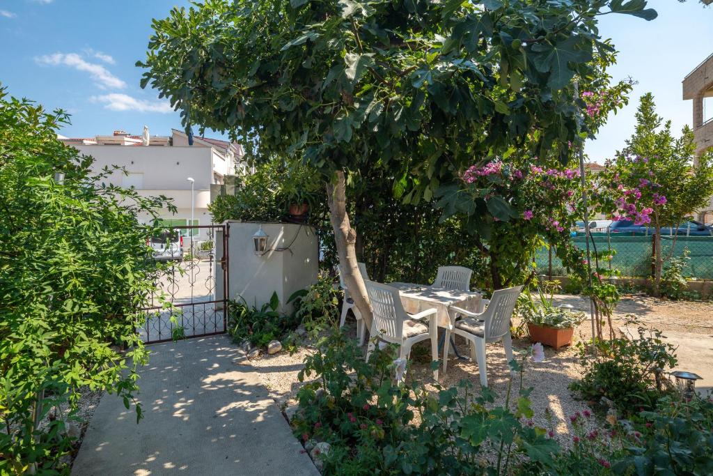 Vonkajšia záhrada v ubytovaní Apartments near beach Babic