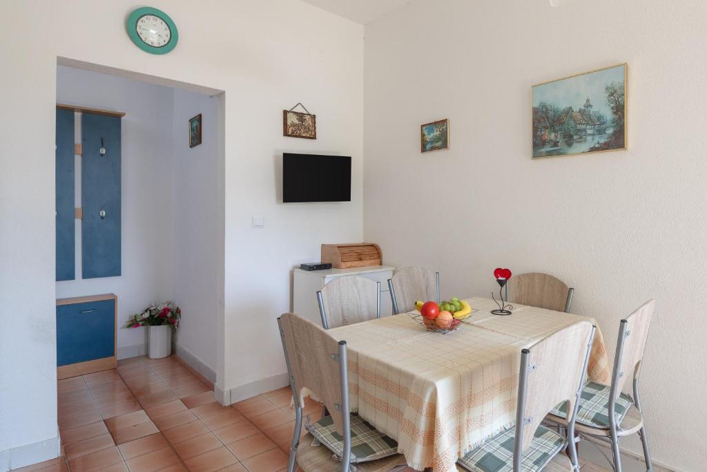 Televízia a/alebo spoločenská miestnosť v ubytovaní Apartments near beach Babic