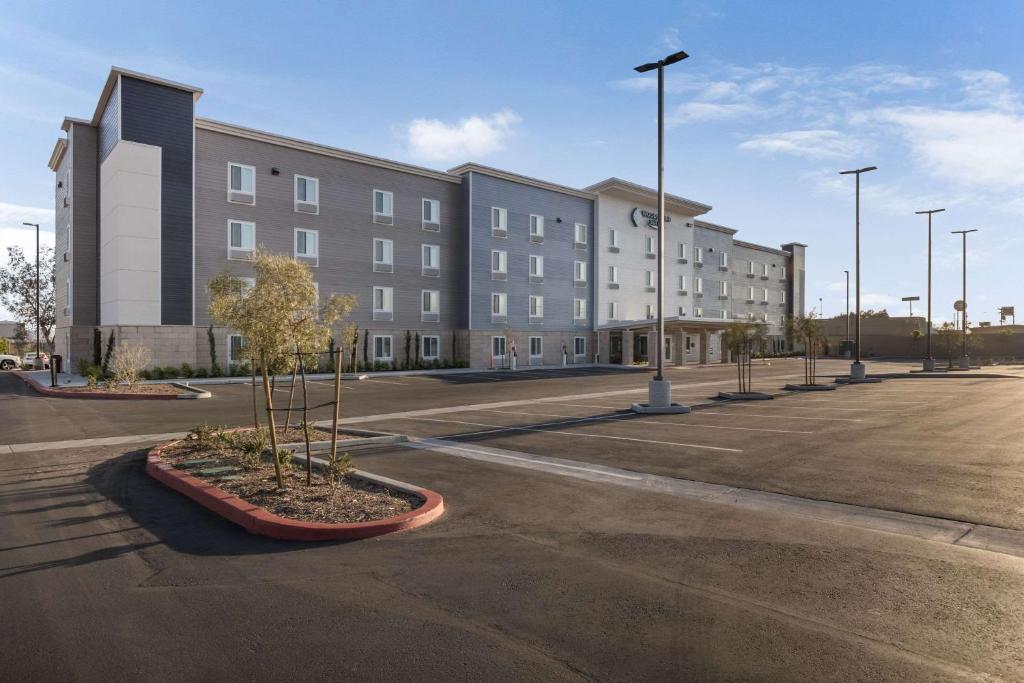 科爾頓的住宿－WoodSpring Suites Colton，大楼前的一个空停车位