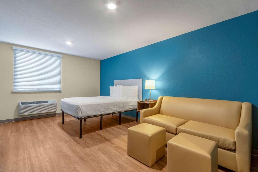 Posezení v ubytování WoodSpring Suites Miramar
