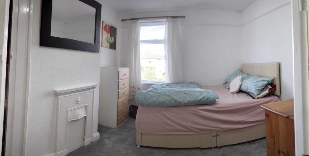 a small bedroom with a bed and a window at Worcester Town Home & Garden in Hindlip