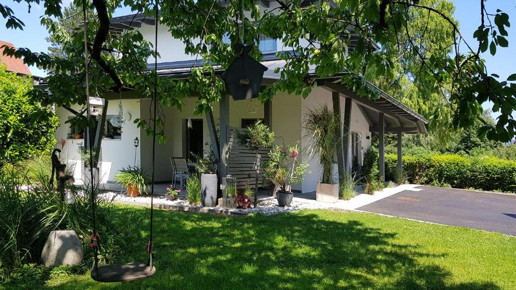 una casa con césped delante en Villa Piccola, en Villach