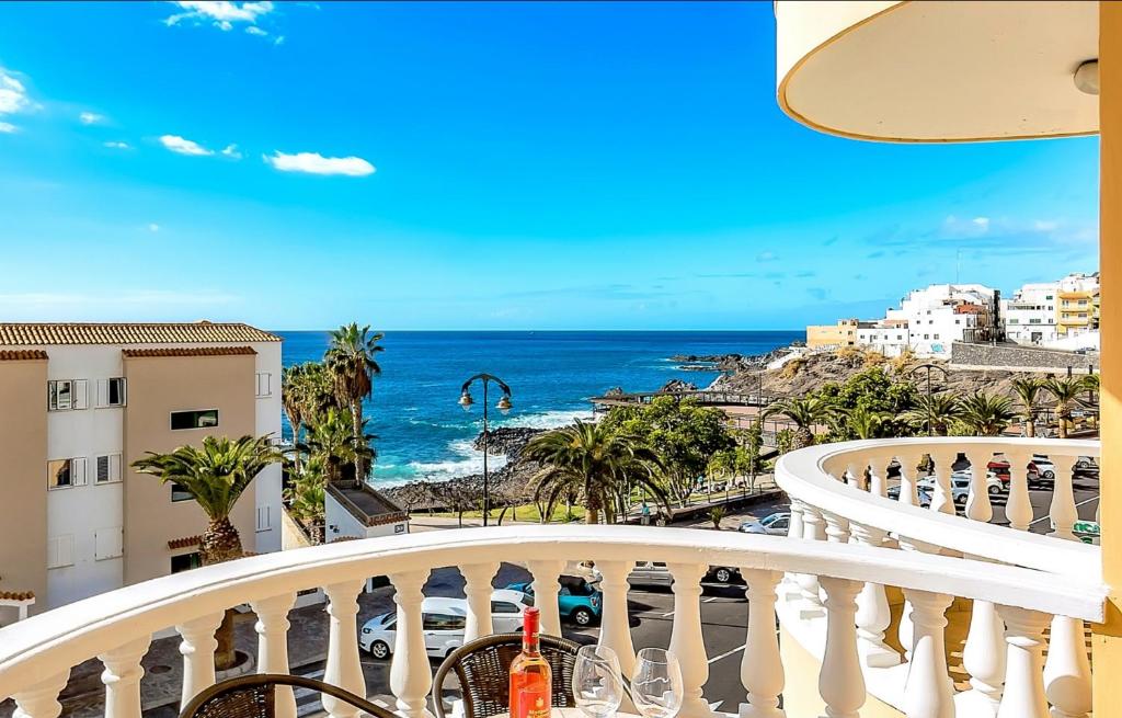 balkon z widokiem na ocean w obiekcie Apartamentos la Mar w mieście Puerto de Santiago