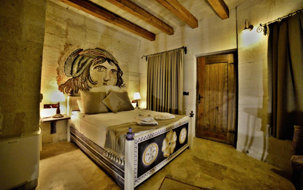 Postel nebo postele na pokoji v ubytování Caftan Cave Suites