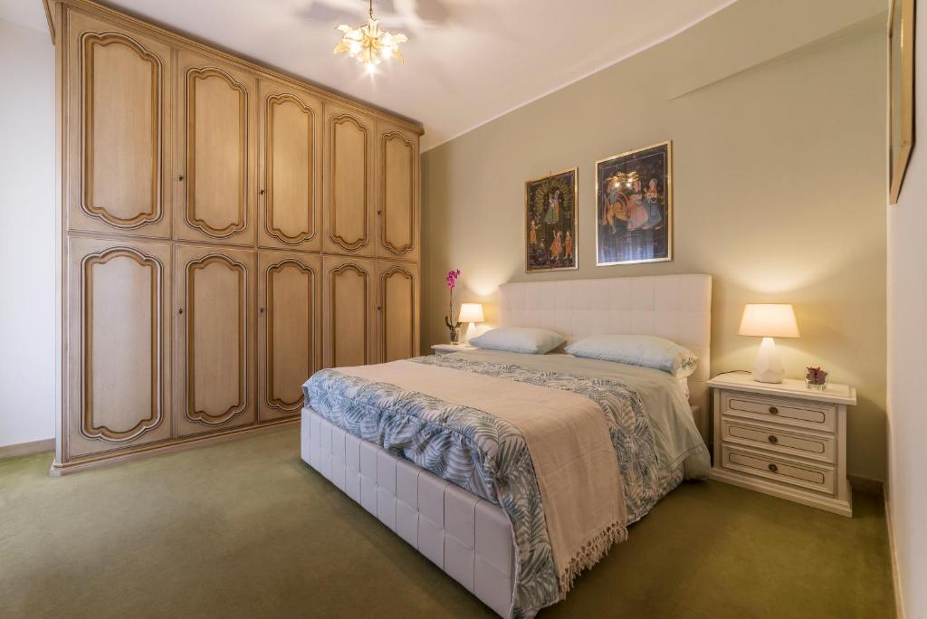 una camera con un letto e un grande armadio in legno di San Giovanni Apartment with Balcony a Roma