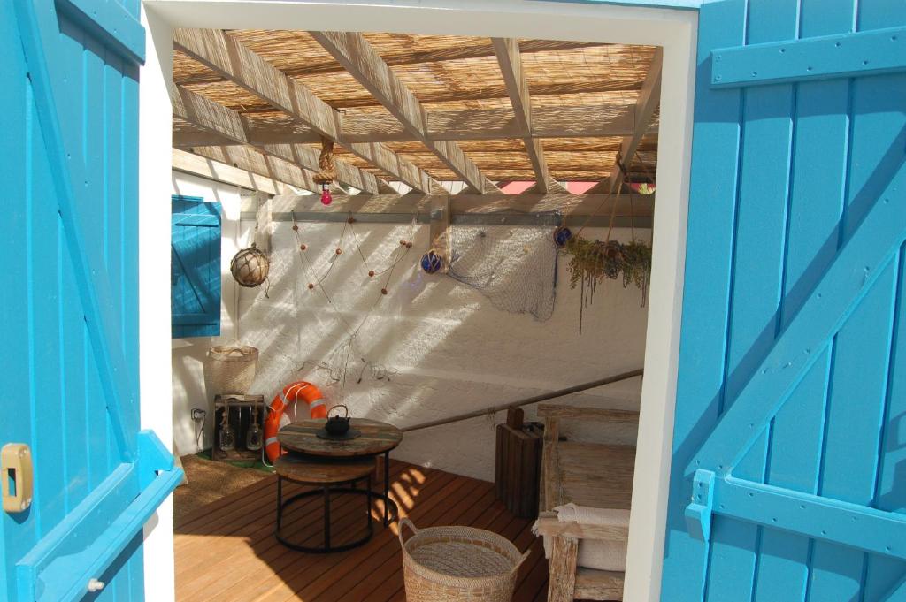 a room with a climbing wall with a blue door at Le TATAVE in Saint-Pierre