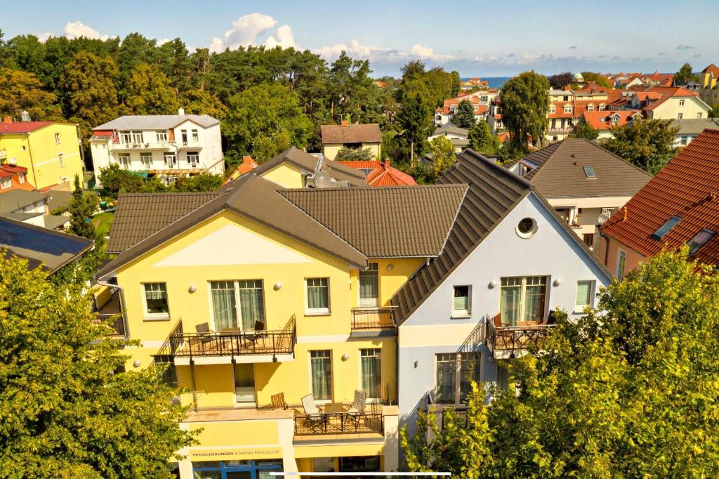 uitzicht op een stad met huizen bij Ferienwohnungen Haus Sommerlust in Kühlungsborn