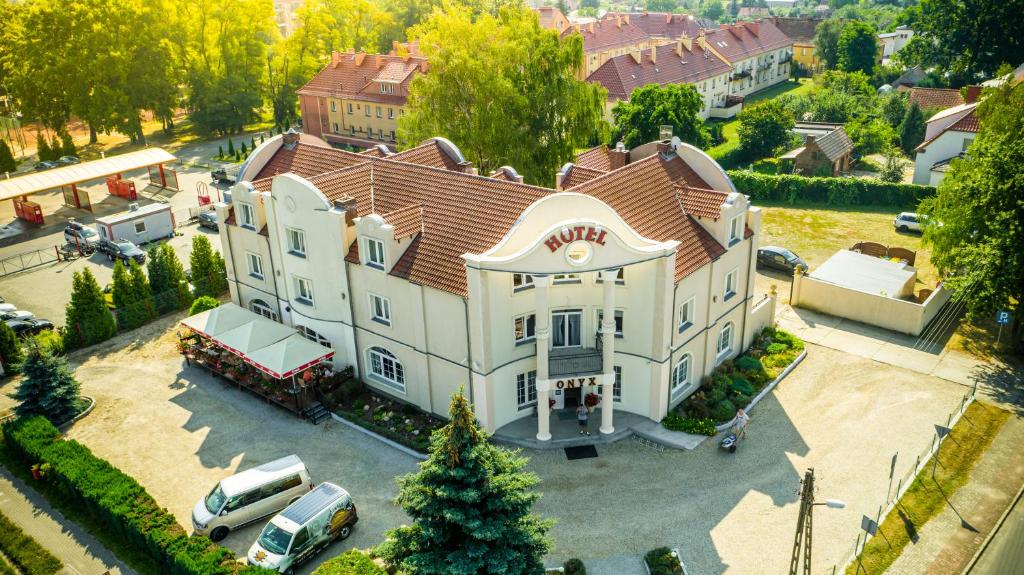 a large house with a car parked in front of it at Hotel Onyx in Gubin