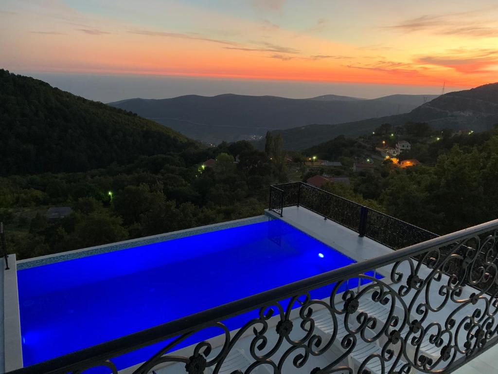 Výhľad na bazén v ubytovaní Vila Wolf Montenegro alebo v jeho blízkosti