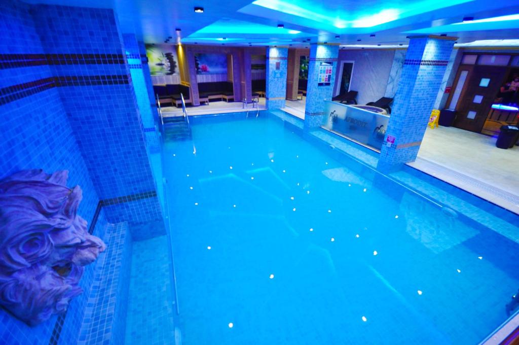Bazén v ubytování Black Bird Thermal Hotel & SPA nebo v jeho okolí