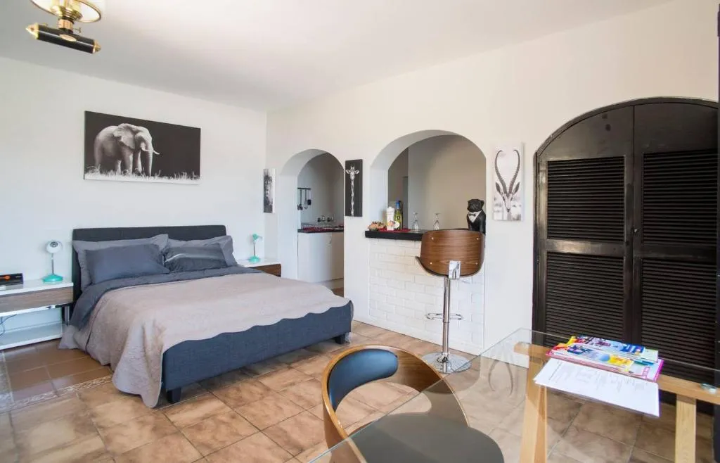 Camps Bay - Independent Studio Flat, Cape Town, South Africa