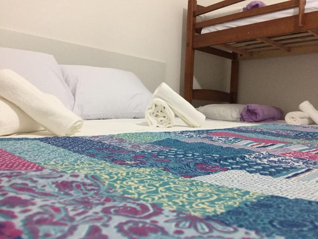 Un dormitorio con una cama con una alfombra colorida. en Pousada Arraial Caribe, en Arraial do Cabo