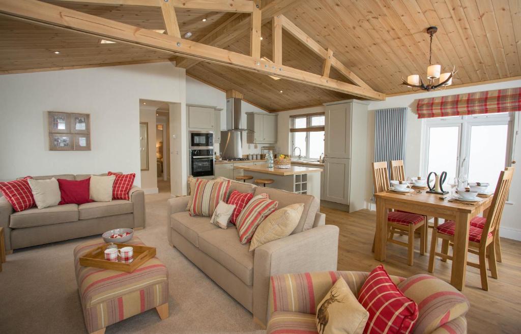 ein Wohnzimmer mit 2 Sofas und einer Küche in der Unterkunft Hollicarrs - Forest Retreat in York