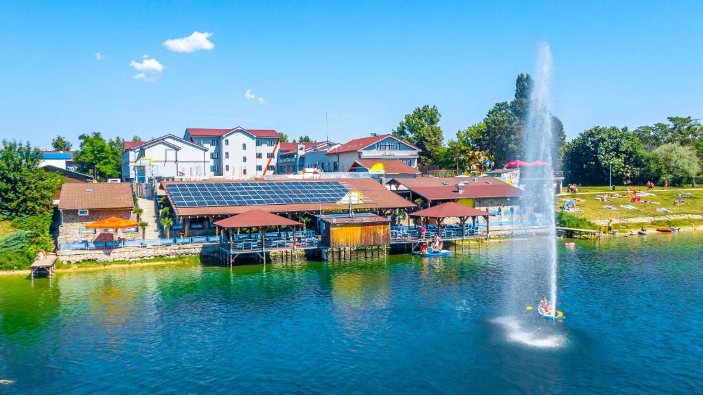 Výhled na řeku, která protéká v blízkosti hotelu