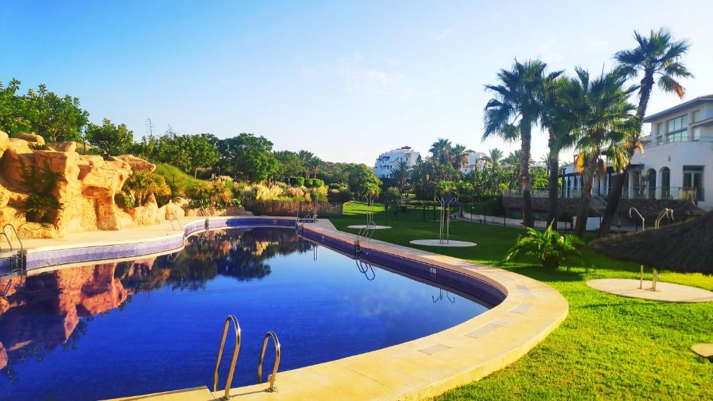 Bazén v ubytování Vera playa apartamento 1dormitorio nebo v jeho okolí