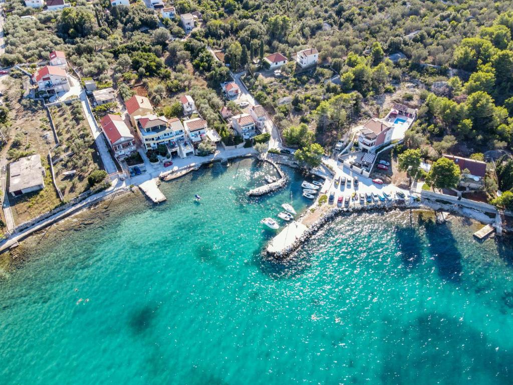 uma vista aérea de uma praia com barcos na água em Beachfront 5BR Home Victoria em Kukljica