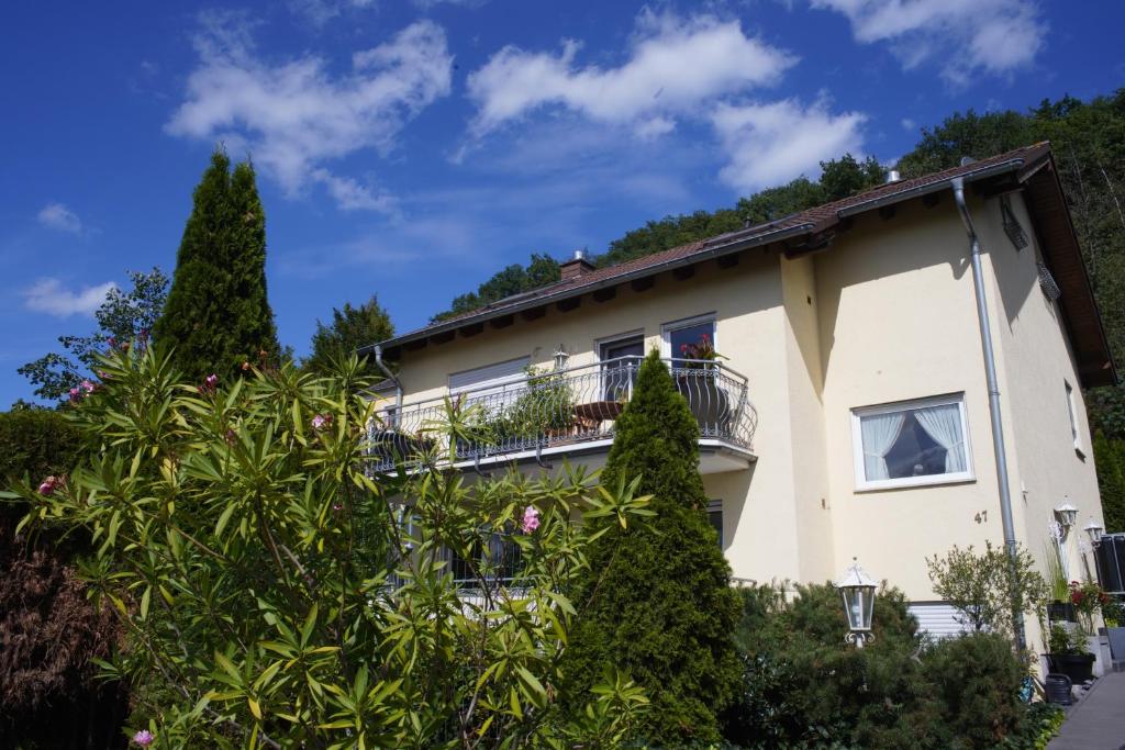 ein Haus mit einem Balkon und Bäumen in der Unterkunft Ferienwohnung Ahrtalblick in Sinzig