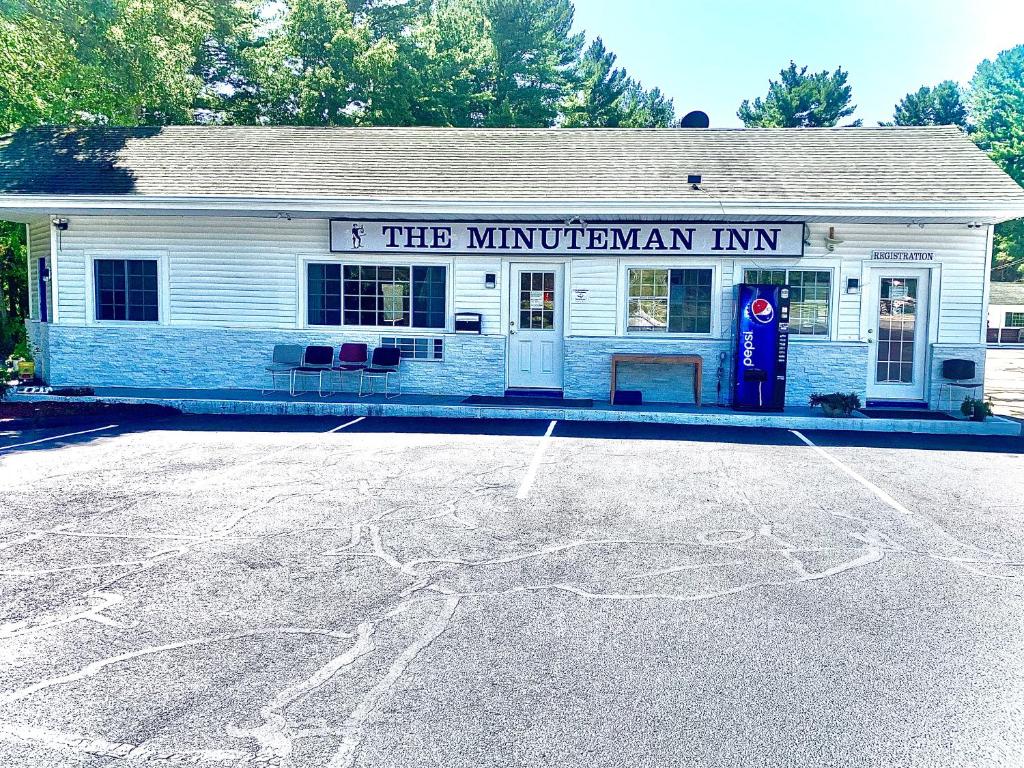 阿克頓的住宿－The Minuteman Inn Acton Concord Littleton，一座白色的建筑,上面写着明尼苏达旅馆