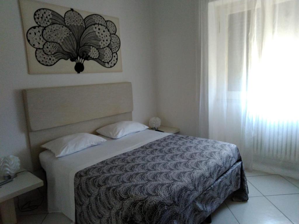 マーリエにあるB&B Salento il VianDanteの白いベッドルーム(ベッド1台、窓付)