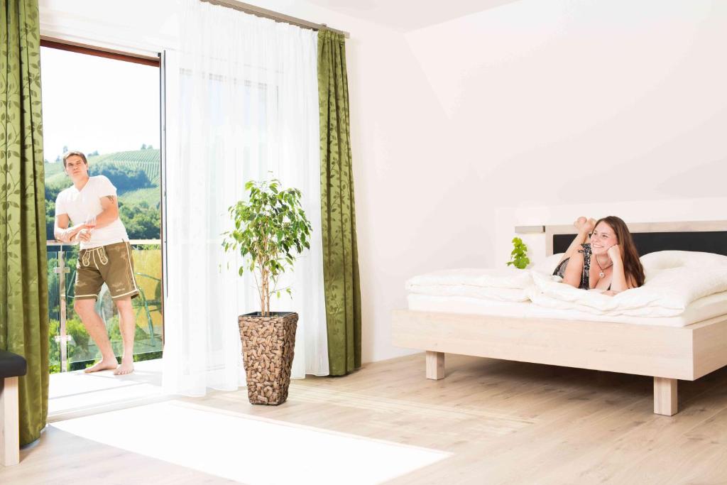 A bed or beds in a room at Weingut-Gästezimmer UHL