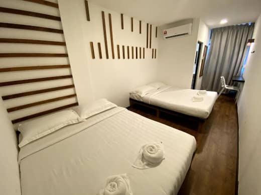 Postel nebo postele na pokoji v ubytování Kuching Hotel