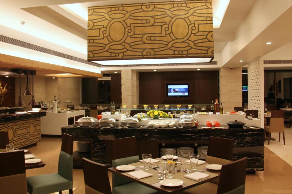 TV a/nebo společenská místnost v ubytování Radisson Hotel Varanasi