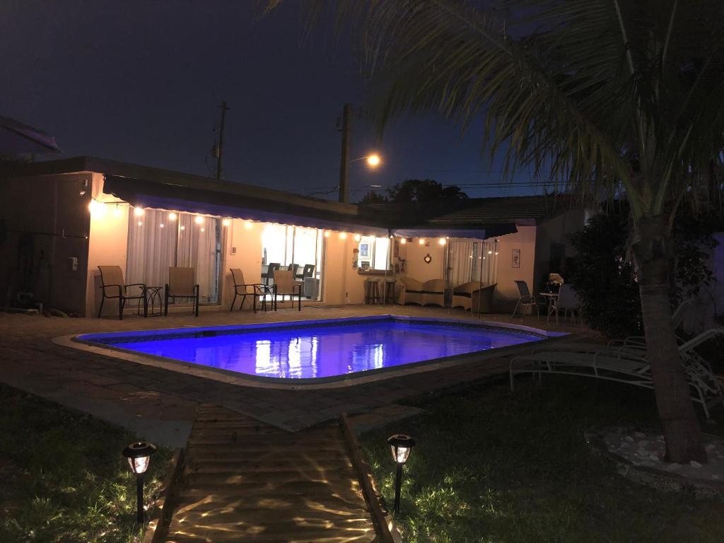 Bazén v ubytování Purely Pompano, Pool, Water front, Paddleboard, Beach, 5 bedroom 3 bath nebo v jeho okolí