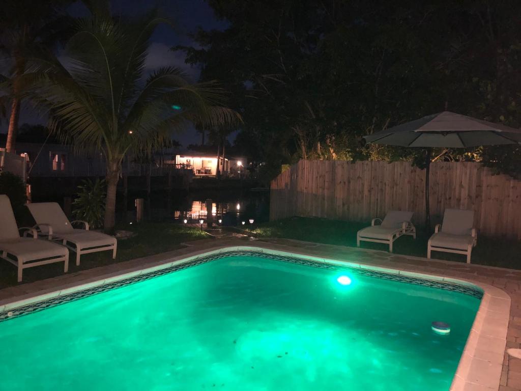 Bazén v ubytování Purely Pompano, Pool, Water front, Paddleboard, Beach, 5 bedroom 3 bath nebo v jeho okolí