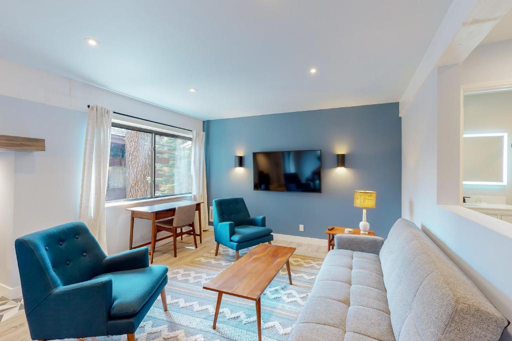 un salon avec un canapé, deux chaises et une table dans l'établissement Mammoth Ski & Racquet 93K, à Mammoth Lakes