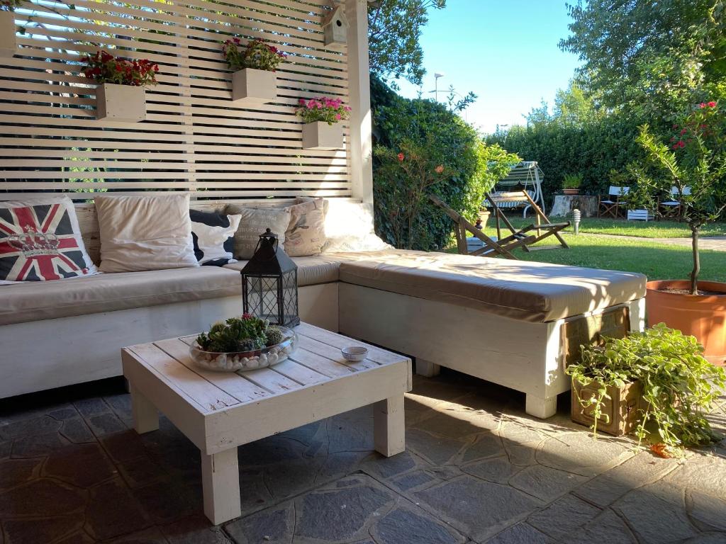 eine Terrasse mit einem Sofa und einem Couchtisch in der Unterkunft B&B Longara in Calderara di Reno