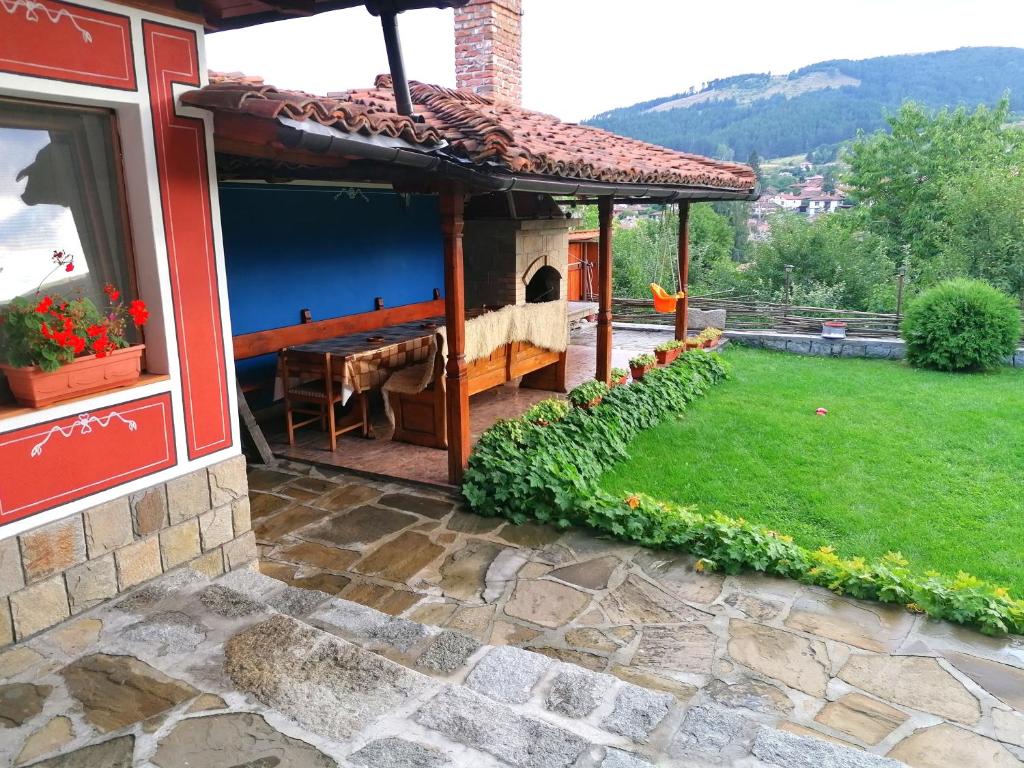 Nespecifikovaný výhled na hory nebo výhled na hory při pohledu z penzionu