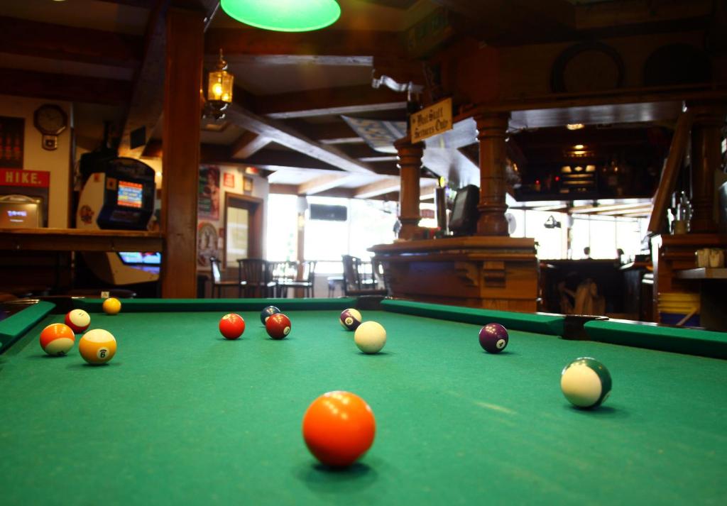 Una mesa de billar en Whistler's Inn
