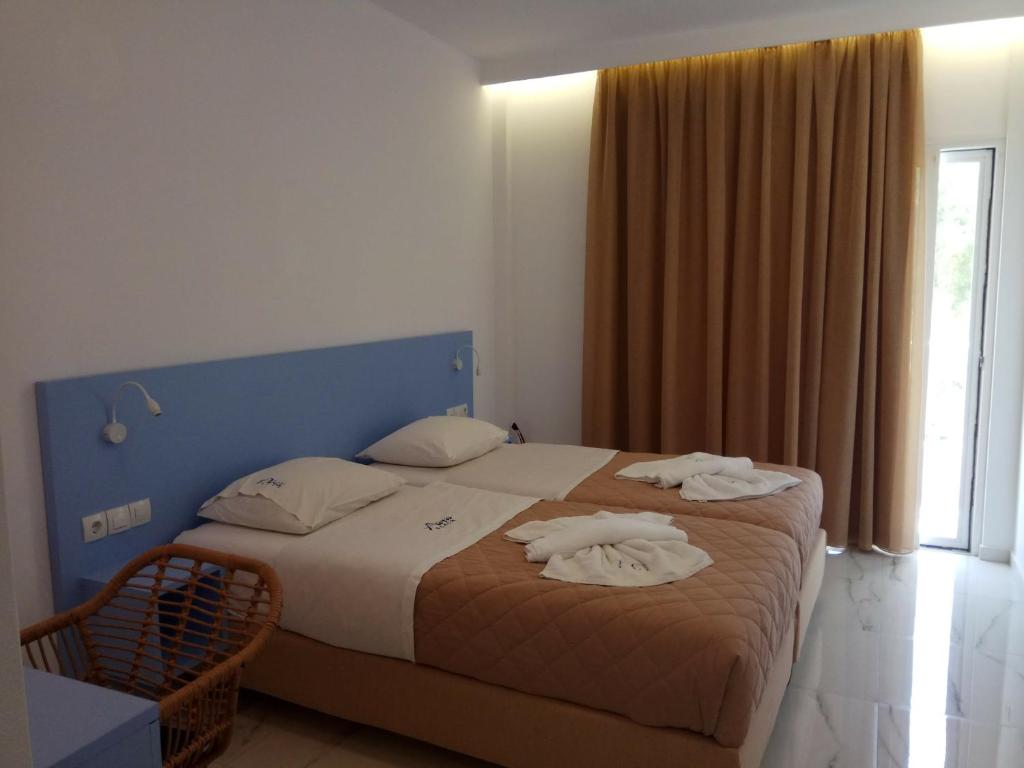 Łóżko lub łóżka w pokoju w obiekcie Avra Beach Hotel