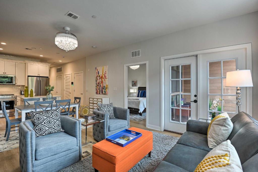 Seating area sa Chic Condo with Balcony in the Heart of Annapolis!